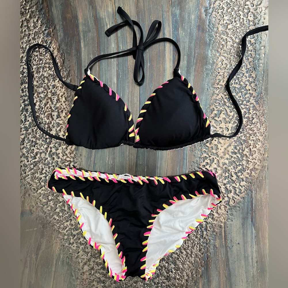 BECCA Whip Stitch reversible bikini top size D bottoms size small black white